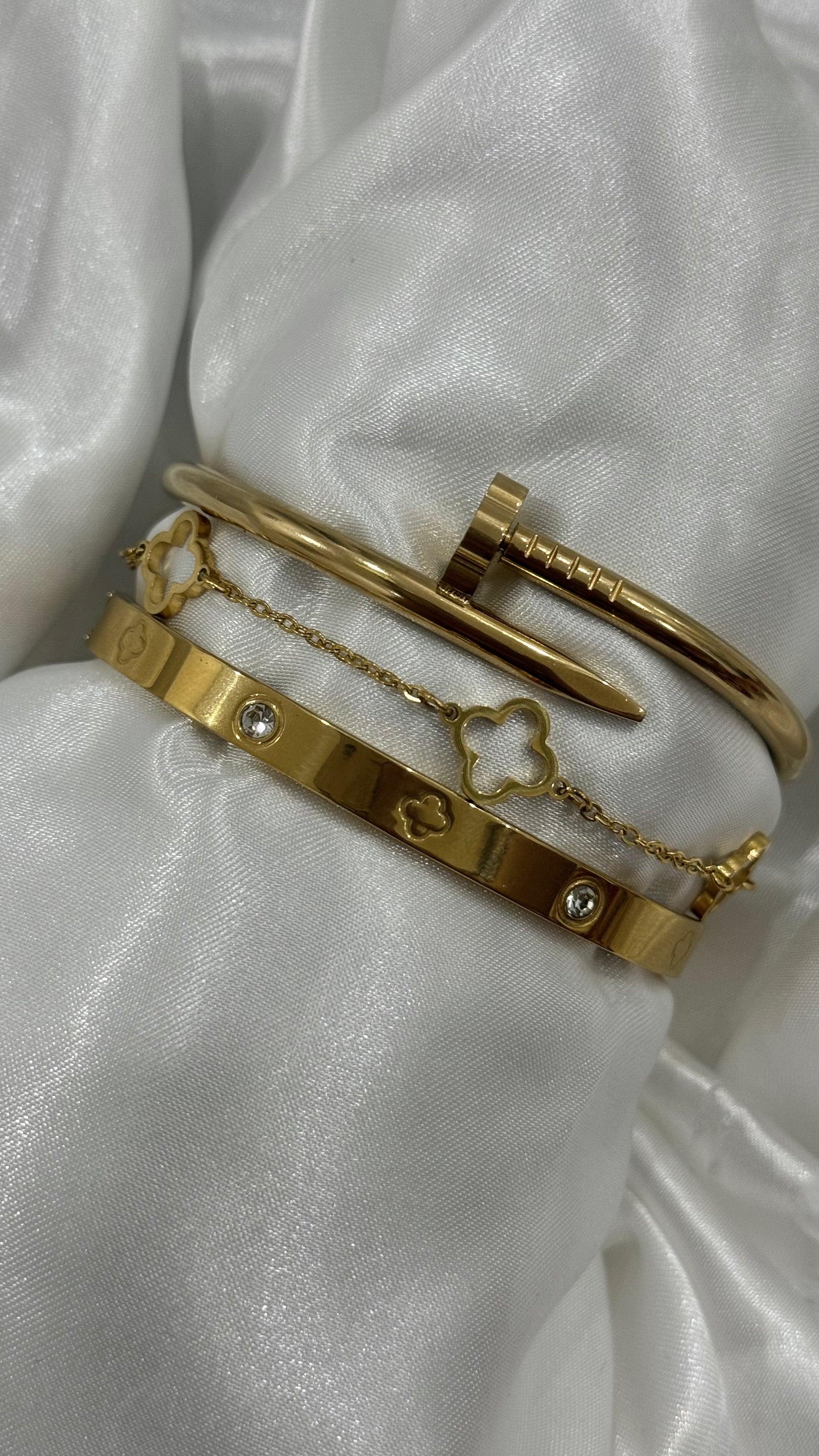 Élégance Gold Plated Bangle Bracelets Stack