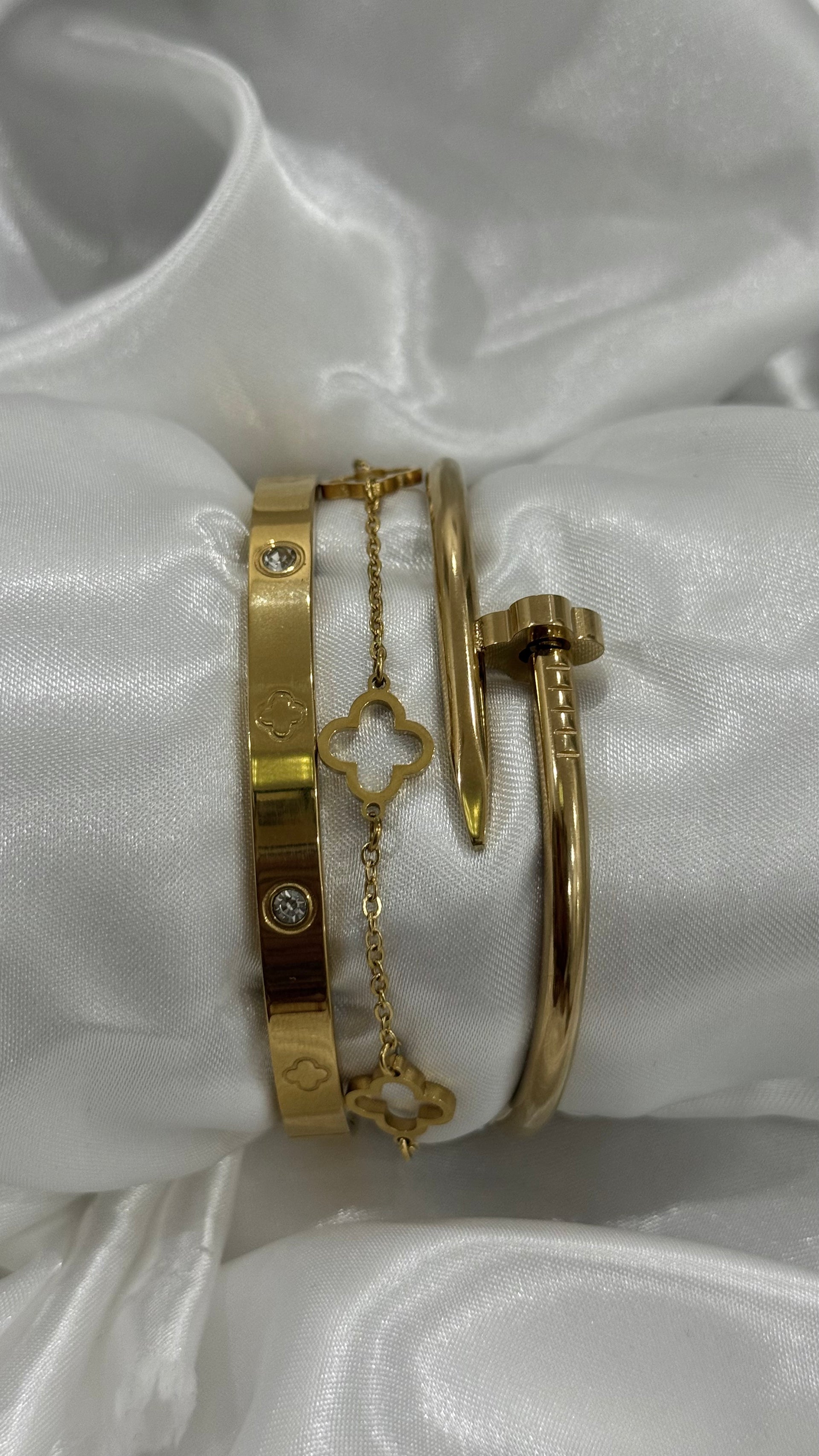 Élégance Gold Plated Bangle Bracelets Stack