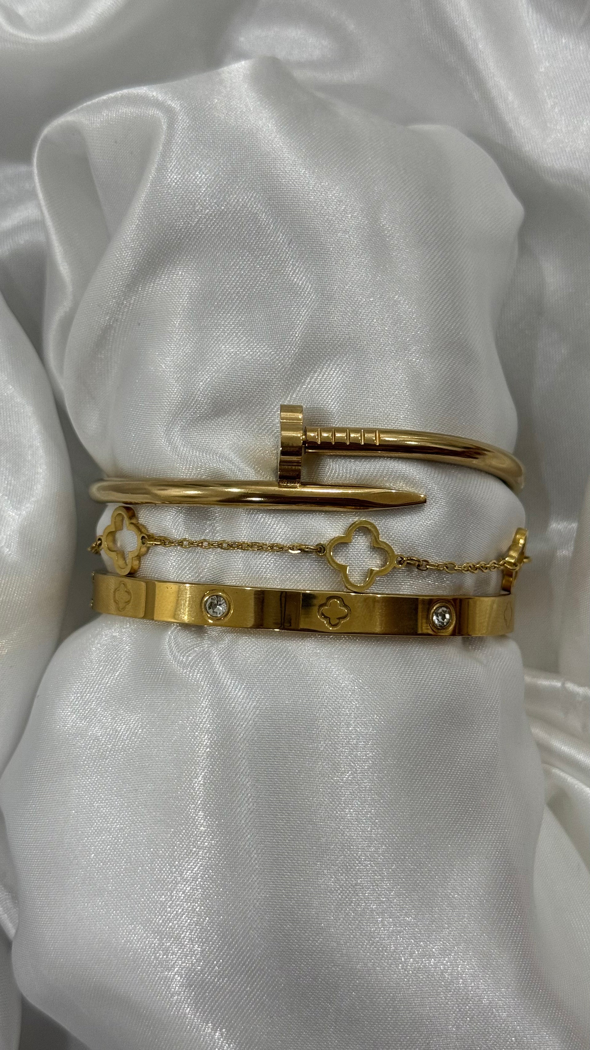 Élégance Gold Plated Bangle Bracelets Stack